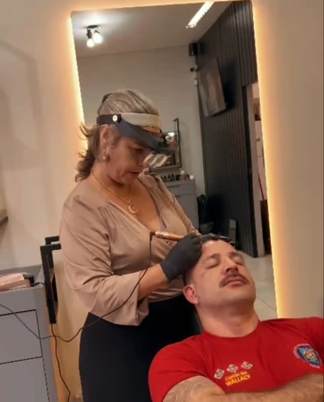 Gislaine atendendo em barbearia parceira em Mandaguari